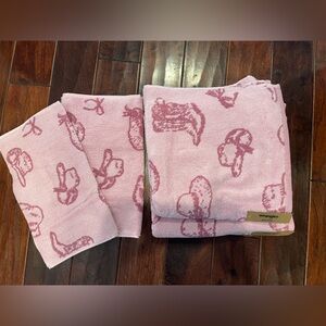 Wrangler Dark and Light Pink Bath and Hand Towels Cowgirl Hat Cowboy Boots